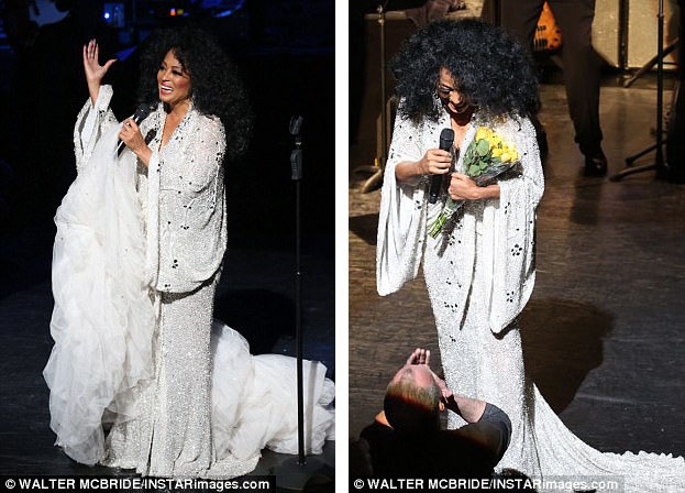 Một khán giả tiến lại sân khấu tặng hoa ở cuối chương trình.