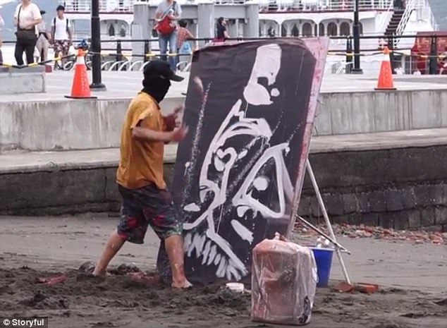Ngỡ ngàng chân dung Lý Tiểu Long hiện ra sau nét vẽ “nguệch ngoạc” - 3 Trong lúc xem nghệ sĩ vẽ tranh, khán giả được giải trí bằng các động tác khá… vui mắt.