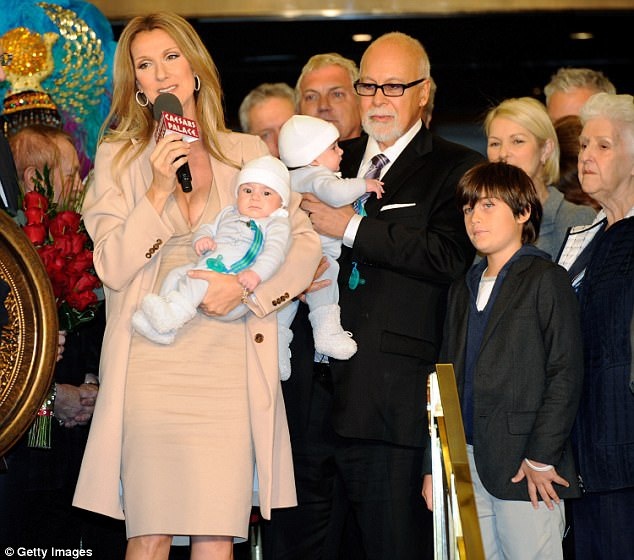 Celine Dion bên niềm hạnh phúc giản dị sau mất mát - 7 Hai vợ chồng Celine và René bên các con hồi năm 2011.