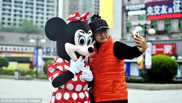 “Chuột Minnie buồn nhất” và câu chuyện cảm động mẹ chồng - nàng dâu - 4 Bà Yin ngày ngày mặc trang phục chuột Minnie để kiếm tiền giúp con dâu trị bệnh.