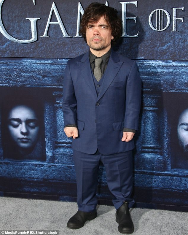 “Trò chơi vương quyền” khiến chó husky bị bỏ rơi hàng loạt - 1 Nam diễn viên Peter Dinklage (48 tuổi) - một diễn viên rất được yêu mến trong loạt phim “Trò chơi vương quyền” - đã vừa khuyên các fan của loạt phim hãy nhận nuôi chó bị bỏ rơi trong các trung tâm bảo trợ động vật, thay vì đi tìm mua chó husky do cơn sốt nhất thời tạo ra từ loạt phim.