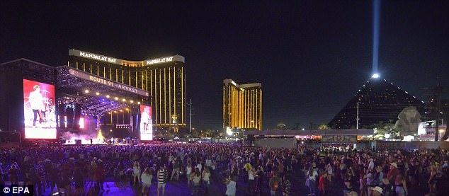 Xả súng tại đêm nhạc ở Las Vegas: Khoảnh khắc ngay trước bi kịch - 7 Festival âm nhạc Route 91 Harvest ngay trước khi vụ nã súng xảy ra. Khách sạn Mandalay Bay Hotel xuất hiện ở hậu cảnh.