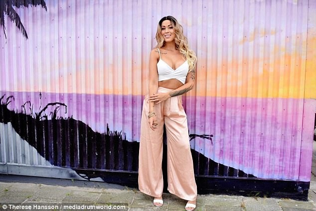 Trước đây, khi còn chưa đủ tự tin để chia sẻ về tình trạng mà mình gặp phải, Therese thường đội tóc giả mỗi khi xuống phố.