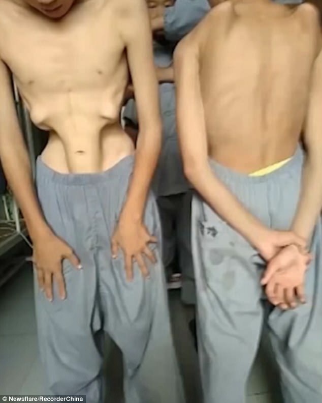 Kinh ngạc xem võ sinh Thiếu Lâm Tự “biến hình” - 3 Đoạn clip về hai môn sinh Thiếu Lâm Tự hiện đang thu hút sự quan tâm của cư dân mạng Trung Quốc.