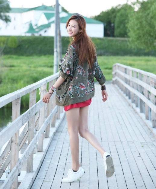 Người đẹp không chỉ được yêu thích trong giới làm phim Hoa ngữ mà còn được công chúng Nhật Bản ngưỡng mộ. Cô từng tham gia diễn xuất trong loạt phim truyền hình của Nhật có tên “Tsuki no koibito” (Người tình ánh trăng - 2010).