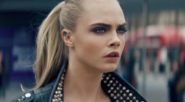 Quảng cáo mascara dài mi phi thực tế bị cấm - 1 Mới đây, một quảng cáo mascara do người mẫu Cara Delevingne diễn chính đã vừa bị cấm sử dụng trên các phương tiện truyền thông của Anh do phóng đại hiệu quả thực sự của sản phẩm.