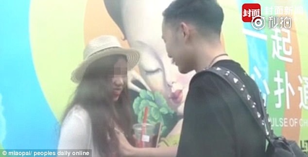 Lãnh hậu quả vì đội lốt ảo thuật gia, quấy rối phụ nữ - 5 Ngay khi video clip này xuất hiện trên mạng, dư luận đã dậy sóng bởi trò lừa bịp. Khi có cô gái nào tỏ ra mất bình tĩnh và định phản ứng lại, ngay lập tức Xu lớn tiếng yêu cầu họ đứng yên nếu không sẽ làm hỏng tiết mục đang được ghi hình.
