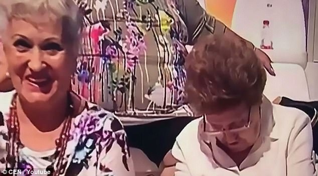 Khán giả ngủ gật ngay trong chương trình “talkshow” trực tiếp - 1 Camera tập trung vào bà cụ ngủ gật trong một talkshow truyền hình dành cho người già của Tây Ban Nha. Người dẫn chương trình đã không bỏ qua chi tiết hài hước và đã quyết định dừng ngang cuộc phỏng vấn để tập trung một vài phút vào bà cụ ngủ gật.