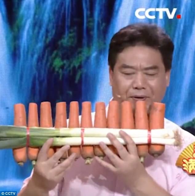 Anh Nan Weidong đã khiến khán giả sửng sốt khi biểu diễn âm nhạc từ những đồ vật thường nhật và từ những nhạc cụ chế tạo từ rau củ.