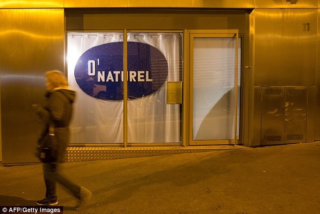 “Đột nhập” quán ăn “khỏa thân” duy nhất của thành phố Paris - 8 Nhà hàng Onaturel có 20 bàn, các ô cửa sổ đều được che chắn bằng rèm cửa màu trắng rất dày.