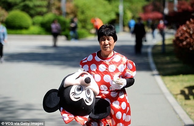 “Chuột Minnie buồn nhất” và câu chuyện cảm động mẹ chồng - nàng dâu - 9 Ngày ngày, bà Yin đến công viên làm việc chăm chỉ.