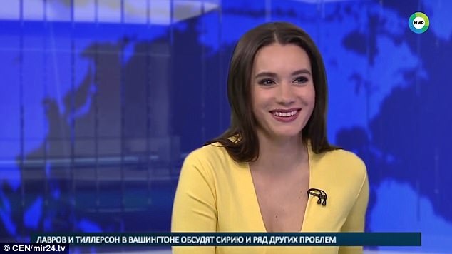 Các biên tập viên truyền hình đã được tập luyện để sẵn sàng cho bất cứ tình huống nào có thể xảy ra, nhưng nữ biên tập viên này đã không thể che giấu sự sửng sốt của mình khi một chú chó bất ngờ xuất hiện trên trường quay trong bản tin trực tiếp.