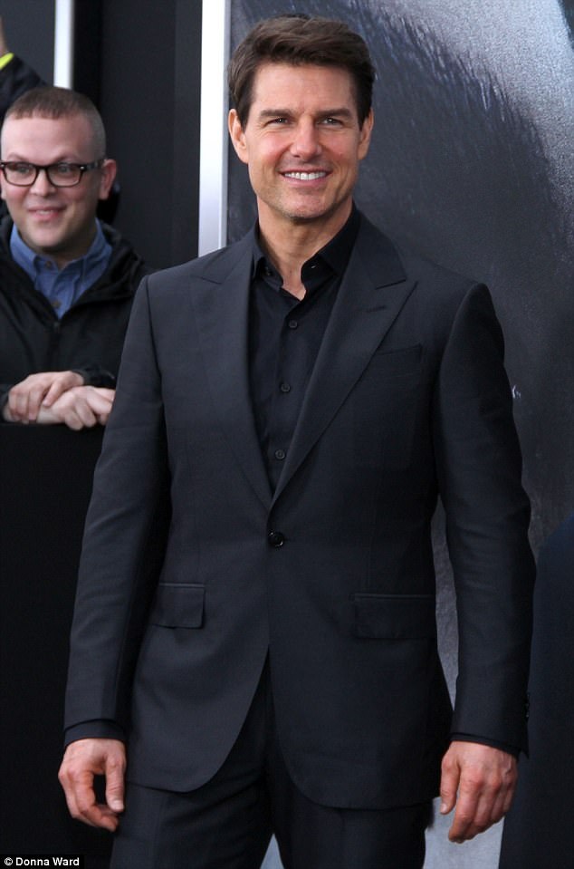 Tom Cruise đã bị vỡ mắt cá chân sau khi gặp phải một tai nạn trên phim trường “Nhiệm vụ bất khả thi 6”. Hoạt động quay phim hiện đã bị ngưng lại để chờ anh bình phục.