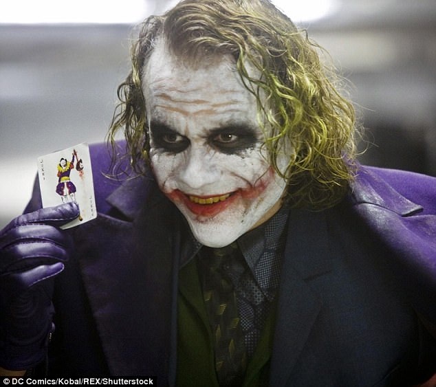 Chuyện tình Joker - Harley Quinn sẽ có phim riêng - 3 Nhân vật phản diện Joker để lại ấn tượng rất sâu đậm trên màn bạc. Trước đây, vai diễn Joker của nam diễn viên quá cố Heath Ledger trong “The Dark Knight” (Hiệp sĩ bóng đêm - 2008) đã từng đưa lại cho anh một giải Oscar dành cho Nam phụ, được trao sau khi Ledger đã qua đời.