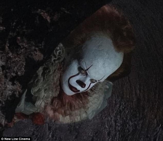 Gã hề rùng rợn nhất tái xuất khiến người xem “khóc thét” - 2 Hề Pennywise là một trong những nhân vật hề kinh dị đáng sợ nhất trong văn hóa đại chúng phương Tây. Nhân vật này thoạt tiên được sinh ra từ tiểu thuyết kinh dị “It” xuất bản năm 1986 của nhà văn Mỹ Stephen King.