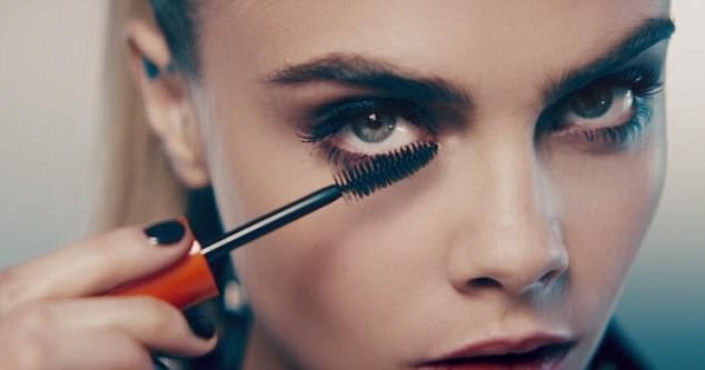 Quảng cáo mascara dài mi phi thực tế bị cấm - 3 Hiện tại, thông tin về việc sản phẩm mascara do người mẫu Cara Delevingne quảng cáo bị cấm xuất hiện đang khiến nhiều trang tin giải trí quan tâm, không chỉ bởi tâm điểm của quảng cáo là một nhan sắc có tiếng, mà còn bởi mức độ trung thực của các quảng cáo mascara trước nay đến đâu là điều mỗi người đều có sự cảm nhận.