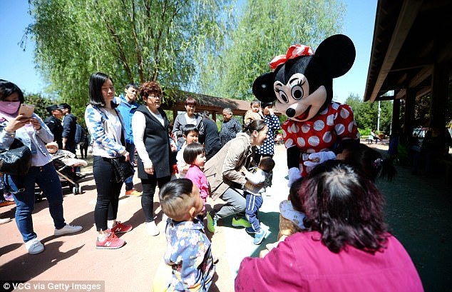“Chuột Minnie buồn nhất” và câu chuyện cảm động mẹ chồng - nàng dâu - 10 Khi bà Yin xuất hiện đằng sau bộ trang phục chuột Minnie, không ai biết rằng bà đang có nỗi buồn lo đè nặng.