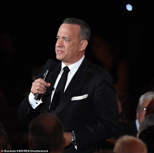 “Già gân” Thành Long và nam diễn viên “Rambo” tái ngộ trong bom tấn - 11 Tài tử kỳ cựu Tom Hanks đã dành nhiều lời đẹp đẽ để nói về Thành Long tại lễ trao giải: “Thành Long có trí tuệ thâm thúy của người phương Đông và kỷ luật của một võ sư đích thực”.