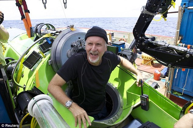 Hiện vật quý giá trên tàu Titanic đang không biết… “đi đâu, về đâu” - 3 Đạo diễn James Cameron từng đến thăm xác tàu đắm Titanic nhiều lần.