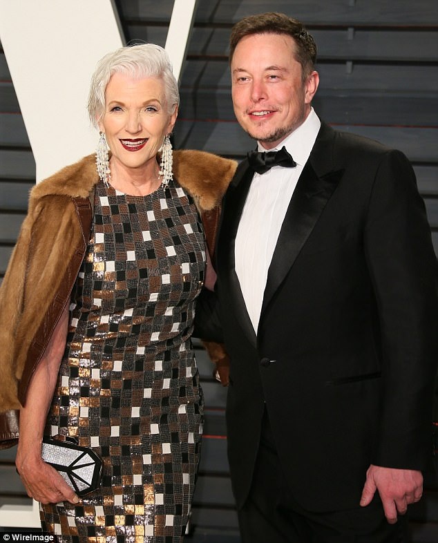 Mẹ của tỷ phú USD trình diễn thời trang ở tuổi… 69 - 8 Bà Maye và con trai cả - tỷ phú Elon Musk.