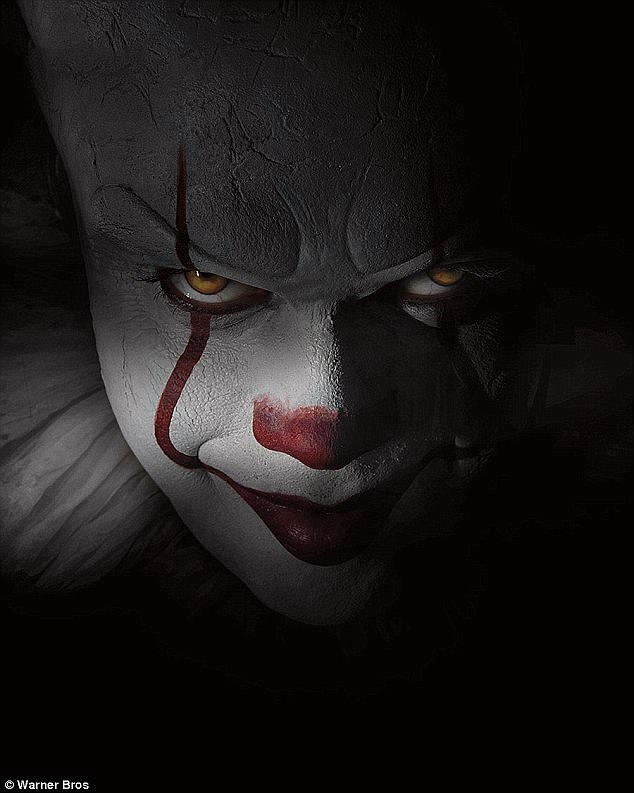 Gã hề rùng rợn nhất tái xuất khiến người xem “khóc thét” - 3 Nhà văn Stephen King đã sáng tạo ra nhân vật hề kinh dị Pennywise với câu hỏi rằng: Điều gì khiến trẻ nhỏ sợ hãi nhất? Câu trả lời đối với Stephen King chính là một gã hề tàn ác. Kể từ khi Pennywise được sáng tạo ra đến nay, gã không chỉ khiến trẻ nhỏ, mà ngay cả người lớn cũng ghê sợ.