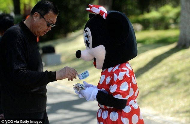“Chuột Minnie buồn nhất” và câu chuyện cảm động mẹ chồng - nàng dâu - 12 Câu chuyện cảm động về người mẹ chồng tận tụy khiến cư dân mạng Trung Quốc rất cảm động. Nhiều tờ báo chính thống của nước này đã đưa tin về bà.