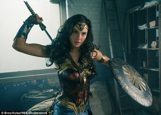 “Đóng vai Wonder Woman giống như khi… sinh nở” - 1 Gal Gadot cho rằng trải nghiệm sinh nở khiến cô cảm thấy mình như thể một nữ siêu anh hùng.
