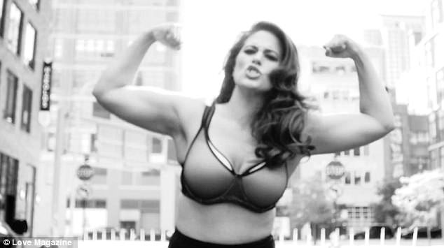 Người mẫu “béo” gây sốt với bộ ảnh lịch năm mới gợi cảm - 2 Ashley Graham là người mẫu “nặng ký” nổi tiếng hàng đầu thế giới hiện nay.