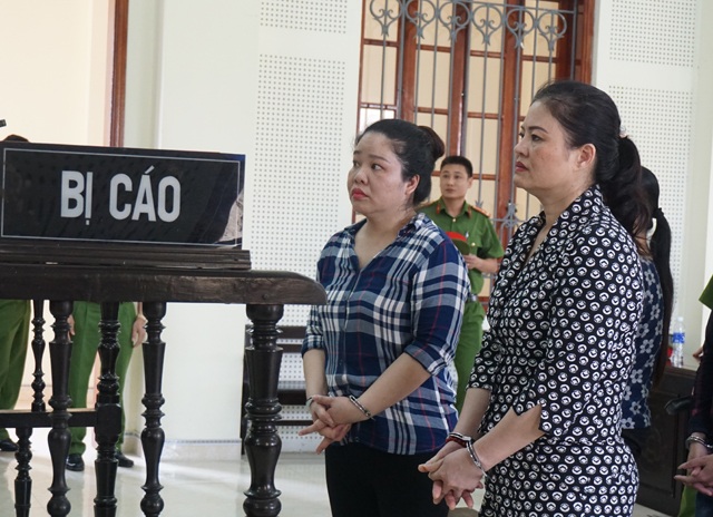 Thắng “lô” gần 400 triệu, vay thêm tiền buôn 5kg ma túy đá - 1 Hai bị cáo Nguyễn Thị Thảo (bên phải) và Tống Thị Trang tại phiên tòa