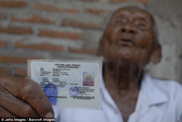 Người già nhất thế giới mừng sinh nhật thứ… 146 - 7 Ông cụ chỉ có duy nhất tấm thẻ căn cước để chứng thực năm sinh của mình. Nhà chức trách ở Indonesia đã lên tiếng xác thực giúp ông, nhưng để có thể xuất hiện trong sách Kỷ lục Guinness Thế giới, đòi hỏi ông cần có nhiều giấy tờ đủ độ tin cậy hơn nữa.