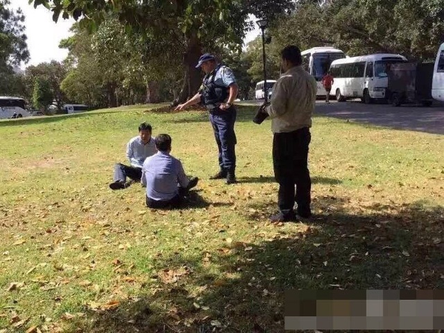 Những tình huống đáng xấu hổ của du khách Trung Quốc trong năm qua - 6 Khách Trung Quốc bị bắt vì tiểu bậy ra khu vườn Hoàng gia