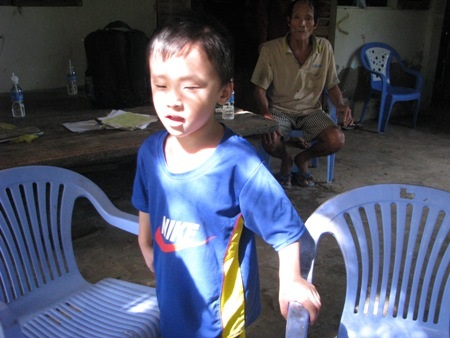 “Mẹ ơi, con muốn sáng mắt !” - 3 Không thấy đường, cháu Trung chỉ có thể vịn vào bàn, ghế,... để nhích đi từng bước một.