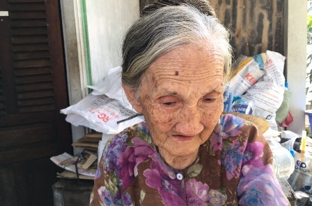 Bà lão gần 80 tuổi nhặt phế liệu nuôi cháu mồ côi ăn học - 3 Bà lão rơi nước mắt khi kể về cuộc đời mình