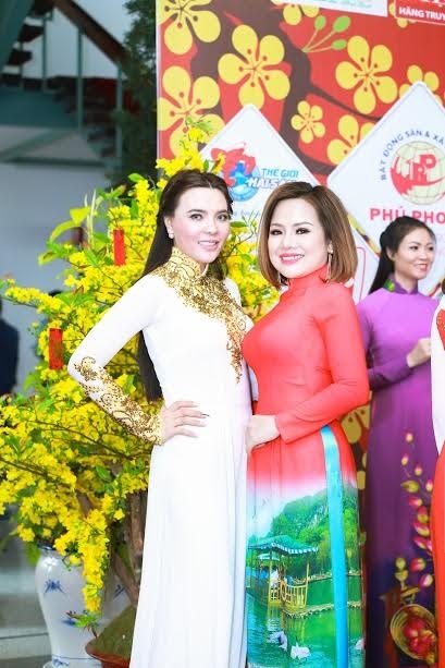 Á hậu Mai Phương Trang nền nã với áo dài truyền thống - 6 Ở mẫu trang phục thứ hai, á hậu sử dụng họa tiết vàng đồng ở phần cổ và tay áo đem đến điểm nhấn sang trọng, ấn tượng