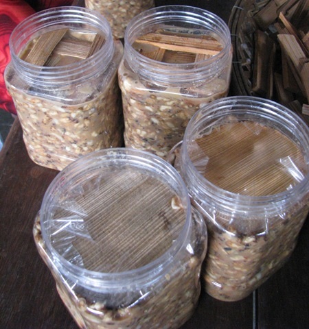 Một công đoạn khá vất vả là tìm lá cau khô, sóng dừa để nén phần mắm ong trong keo cho thật chặt thì mói có độ chín.