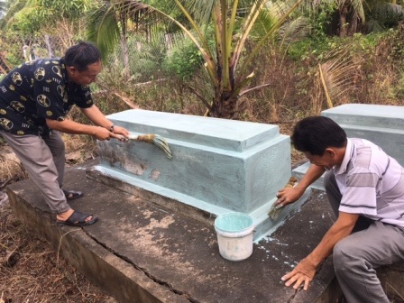Đồng bào miền Tây đi tảo mộ ngày giáp Tết - 4 Những phần mộ đều được rửa sạch, quét vôi lại cho mới