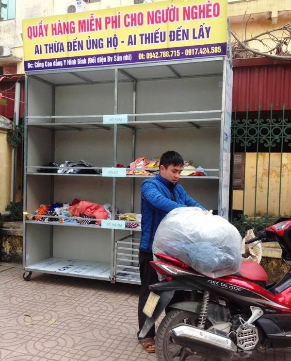 Giám đốc trẻ làm tủ quần áo “ai thừa đến ủng hộ ai thiếu đến lấy” - 4 Nhiều người dân thấy tủ quần áo rất ý nghĩa nên mang quần áo mới đến ủng hộ.