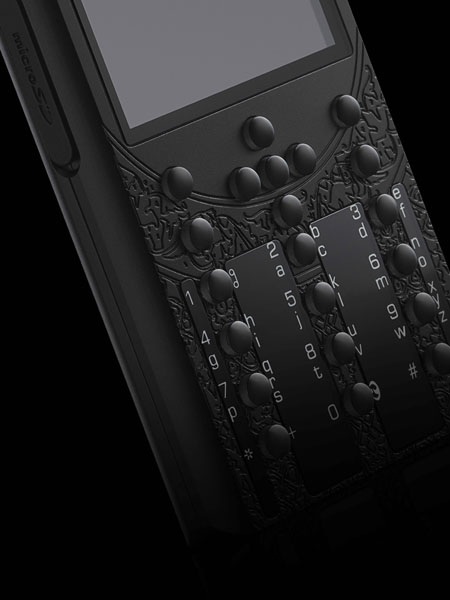 Từng phím bấm sapphire được các nghệ nhân tại xưởng của hãng vẽ màu thủ công, tạo ra hiệu ứng phản chiếu xuyên độc đáo khi có ánh sáng chiếu lên