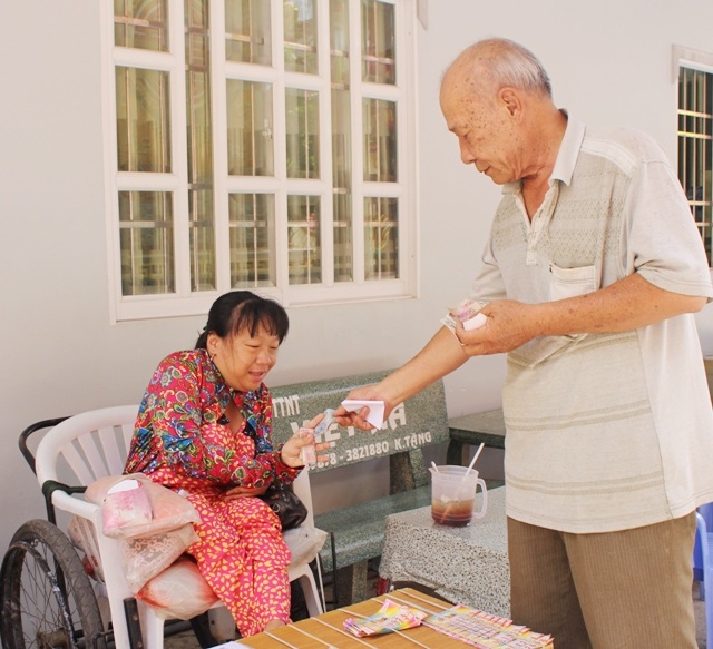 Mẹ tật nguyền lo cảnh con sơ sinh khát sữa - 4
Chị Hưởng đi bán từng tấm vé số kiếm tiền mua sữa cho con sống qua ngày.