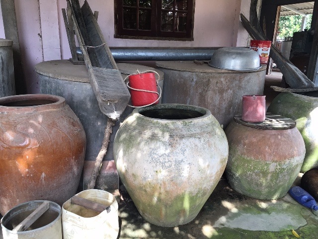 Bài 1: Giải bài toán nước mặn bủa vây - 3 Người dân dùng mọi dụng cụ để trữ nước ngọt sử dụng trong mùa xâm nhập mặn