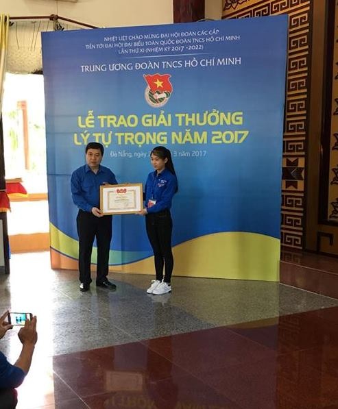 Nguyệt nhận giải thưởng Lý tự Trọng 2017 tại Đà Nẵng