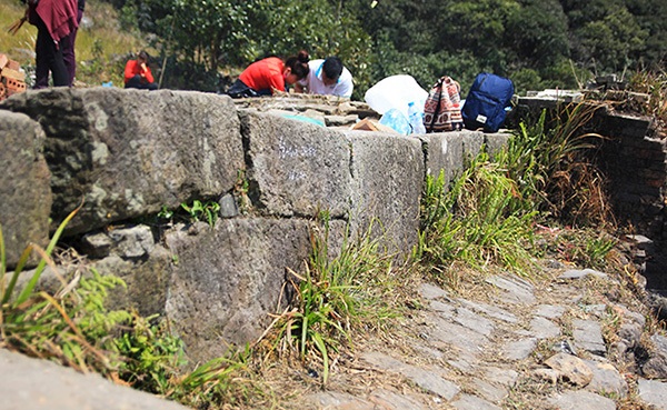 Gạch xây dựng cho thấy ngôi đền được trùng tu vào cuối thế kỷ XIX và có sự tham gia của người Dao.