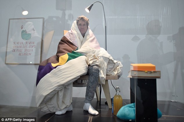 Kỳ lạ nghệ sĩ quyết “ấp trứng”… thành gà - 6 Du khách đến bảo tàng Palais de Tokyo ở Paris có thể thấy nghệ sĩ Abraham đang cần mẫn ấp trứng như thế này.