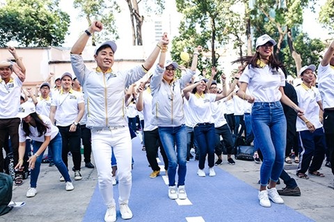 Đi kèm sự chung tay từ nhiều bên - 2 Dương Tử Qùynh và các sao Việt có màn nhảy Flashmob tuyên truyền các bước an tòan đường bộ với 1500 sinh viên tại HCM