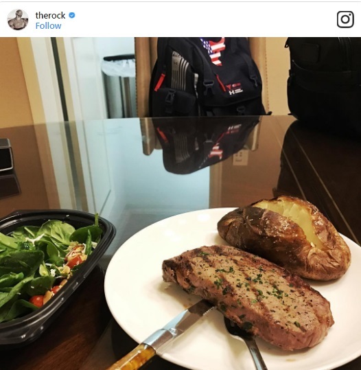 Để tăng được 10kg, Dwayne đã phải “ngốn” khối lượng thực phẩm cung cấp 6.000 calo/ngày.