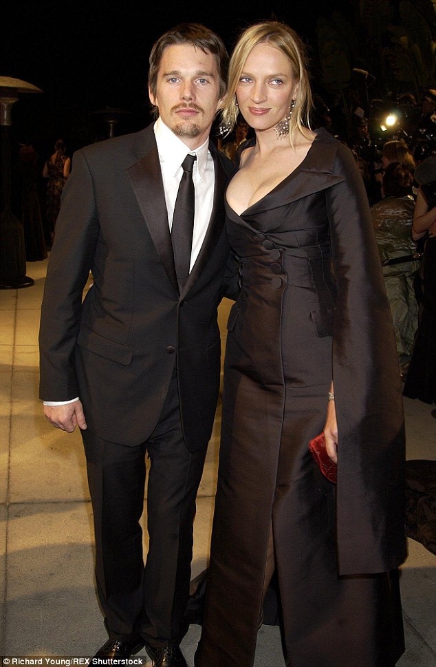 Đằng sau những cuộc chia tay của sao Hollywood... - 6 Trong ảnh là cặp đôi Ethan Hawke - Uma Thurman thuở còn mặn nồng gắn bó năm 2002, hai người chính thức ly hôn năm 2005.