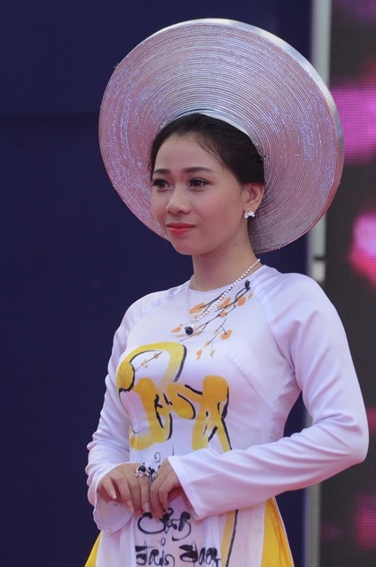 Phố vàng bạc, trang sức hút khách du lịch - 6 Khi đá quý kết hợp cùng áo dài và thư pháp…