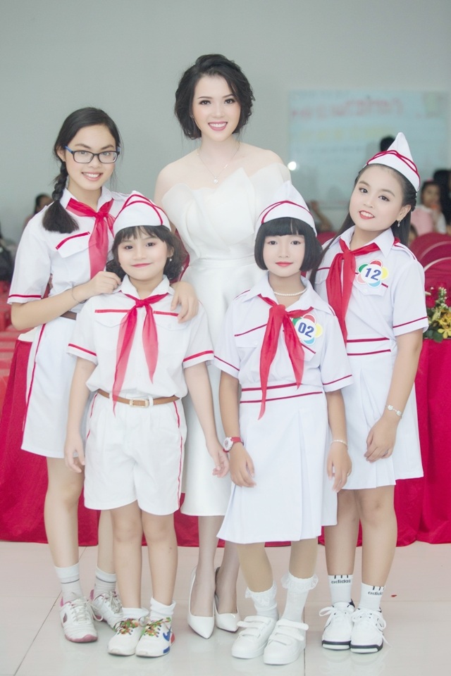 Hoa khôi Huỳnh Thúy Vi đẹp rạng rỡ với đầm xòe trắng - 5 Hoa khôi Huỳnh Thúy Vi đẹp rạng rỡ với đầm xòe trắng - 5