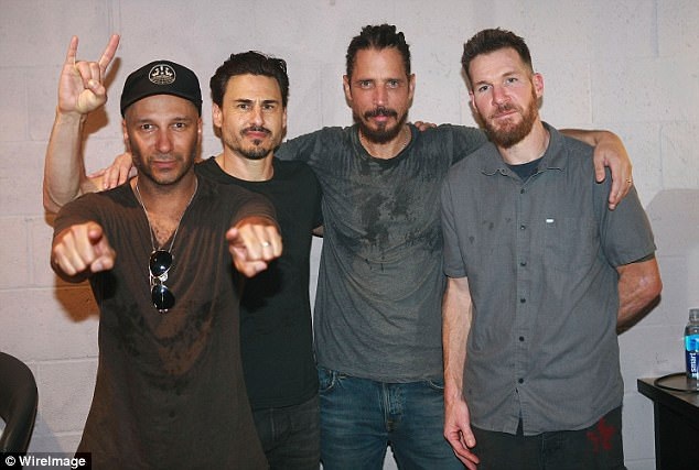 Nam ca sĩ nhạc rock bất ngờ qua đời chỉ vài giờ sau đêm nhạc - 6 Các thành viên của nhóm Audioslave mà Chris tham gia với tư cách thành viên (thứ 3 từ trái sang). Ảnh chụp năm 2017.