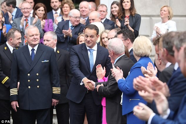Chính trị gia đồng tính trở thành Thủ tướng trẻ nhất Ireland - 1
Ông Leo Varadkar, 38 tuổi, ngày 14/6 đã nhậm chức thủ tướng Ireland. Ông là con trai của một người Ấn Độ nhập cư và là người đồng tính công khai. (Ảnh: PA)